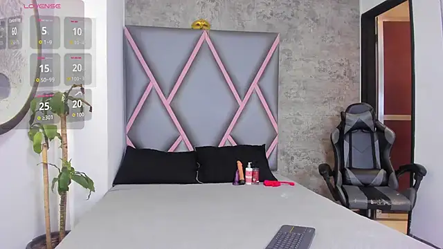 Quee Sophine online show from 16, 12, 2025