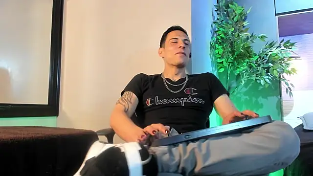 Snapshot of Dustin_Sonne chatting on 20, 7, 2026 Dustin Sonne online show from 20, 7, 2026