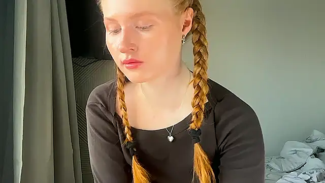 Snapshot of LuxXAngel chatting on 8, 6, 2026 LuxXAngel online show from 8, 6, 2026