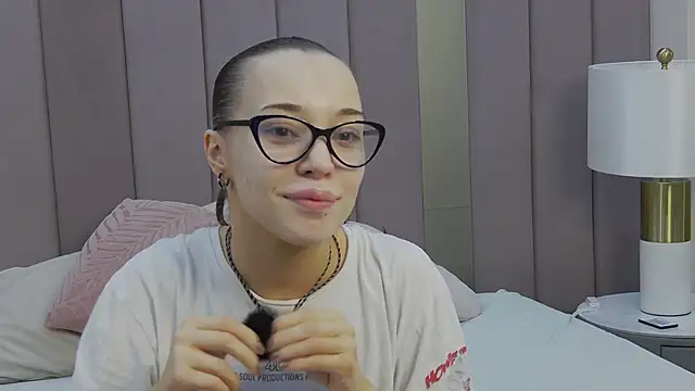 ZoeyNeal online show from 5, 4, 2026