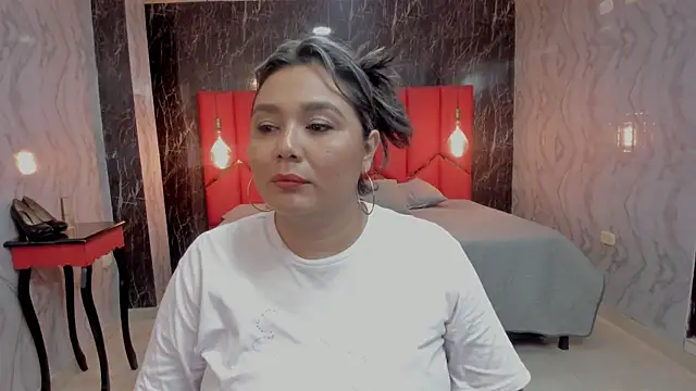 LatinaHoleQueen online show from 17, 7, 2026