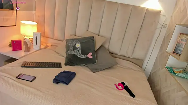 Clhoe Johnson online show from 25, 10, 2025