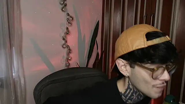 Snapshot of Mihail_leroy chatting on 21, 12, 2025 Mihail leroy online show from 21, 12, 2025