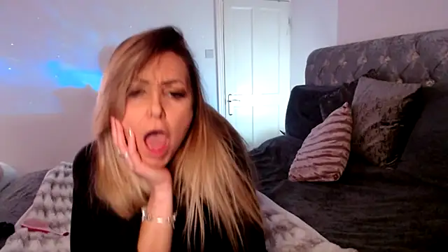 AngeleyesUK online show from 25, 10, 2025