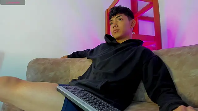 LoganTwink18 online show from 19, 12, 2025