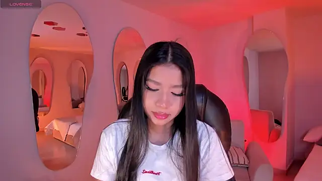 Snapshot of SophieHouston_ chatting on 8, 5, 2026 SophieHouston online show from 8, 5, 2026