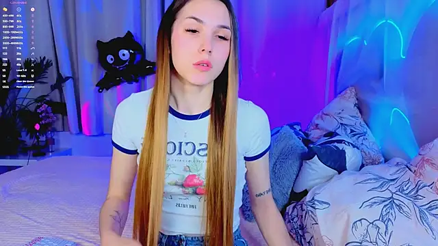 Snapshot of -CindyLou chatting on 26, 10, 2025 -CindyLou online show from 26, 10, 2025