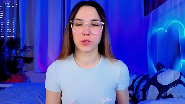 Snapshot of -CindyLou chatting on 22, 12, 2025 -CindyLou online show from 22, 12, 2025