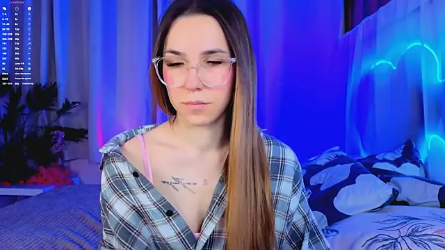 Snapshot of -CindyLou chatting on 23, 12, 2025 -CindyLou online show from 23, 12, 2025