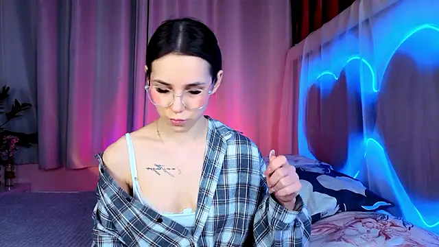 Snapshot of -CindyLou chatting on 4, 2, 2026 -CindyLou online show from 4, 2, 2026