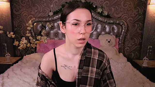 Snapshot of -CindyLou chatting on 17, 2, 2026 -CindyLou online show from 17, 2, 2026