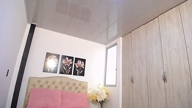 pinky f00x online show from 16, 4, 2026