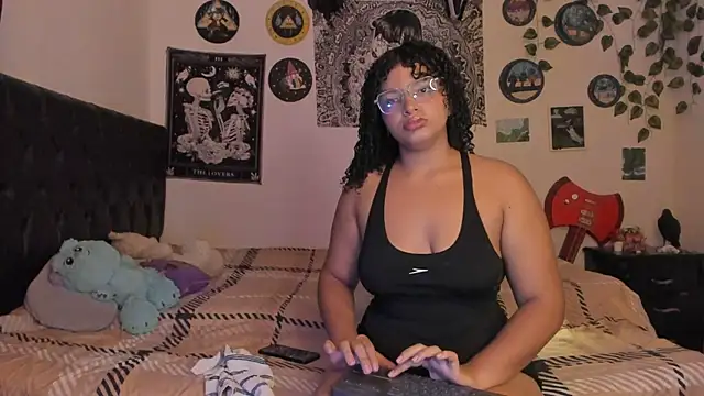 chloe kisses online show from 3, 10, 2025