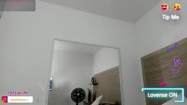 Snapshot of Kylie_Cross chatting on 19, 9, 2025 Kylie Cross online show from 19, 9, 2025