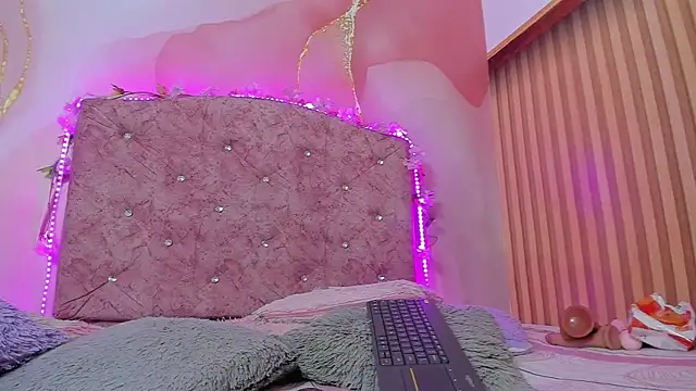 violet taylor  online show from 18, 12, 2025