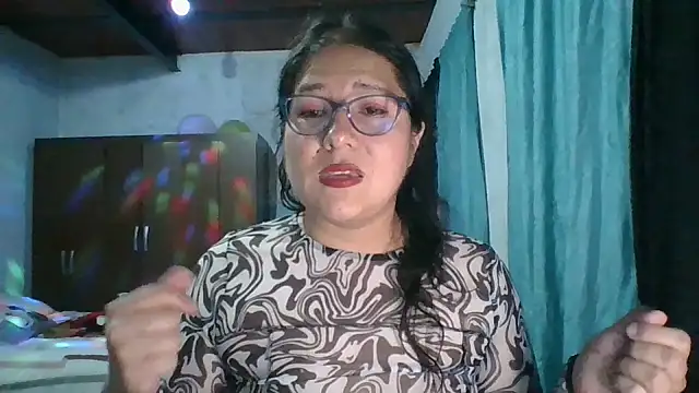 Snapshot of scarlett_widow_ chatting on 8, 10, 2025 scarlett widow online show from 8, 10, 2025