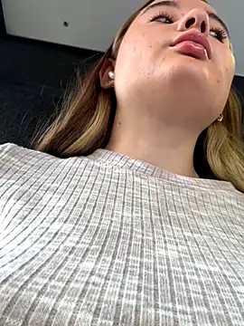 Snapshot of StephanieMur chatting on 12, 9, 2025 StephanieMur online show from 12, 9, 2025