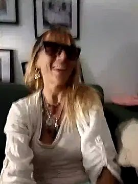Snapshot of LunaNatural chatting on 3, 6, 2026 LunaNatural online show from 3, 6, 2026