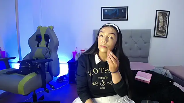 Esmeraldaa- online show from 26, 10, 2025