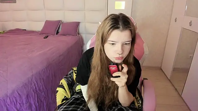 Snapshot of Cuddly_Kitten chatting on 20, 11, 2025 Cuddly Kitten online show from 20, 11, 2025
