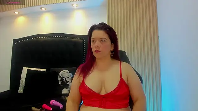Snapshot of VeronicaBlake chatting on 7, 5, 2026 VeronicaBlake online show from 7, 5, 2026