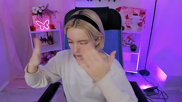 AuroraWrenfield online show from 12, 11, 2025