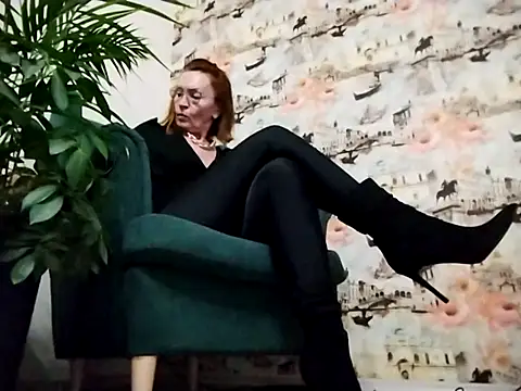 Snapshot of VelvetKarolina chatting on 13, 10, 2025 VelvetKarolina online show from 13, 10, 2025