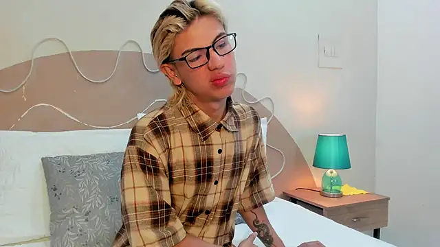 Snapshot of Enrrixxx_ chatting on 23, 11, 2025 Enrrixxx online show from 23, 11, 2025