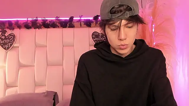 Daphne And Roger online show from 5, 3, 2026