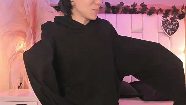 Daphne And Roger online show from 4, 4, 2026