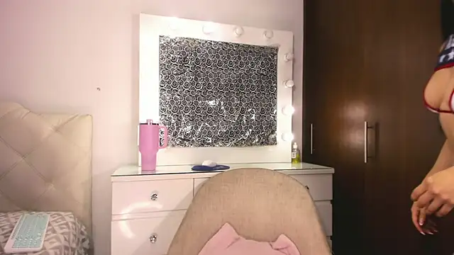Snapshot of lina_quinn chatting on 7, 7, 2026 lina quinn online show from 7, 7, 2026