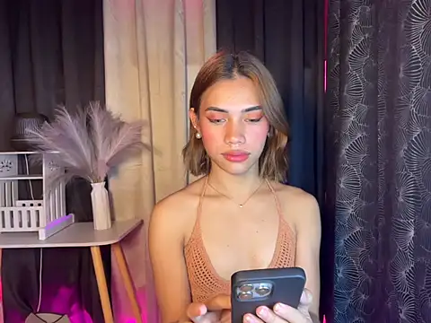 Snapshot of Lovelynikki03 chatting on 12, 10, 2025 Lovelynikki03 online show from 12, 10, 2025