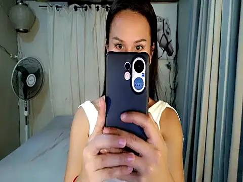 holly bitch online show from 13, 7, 2026