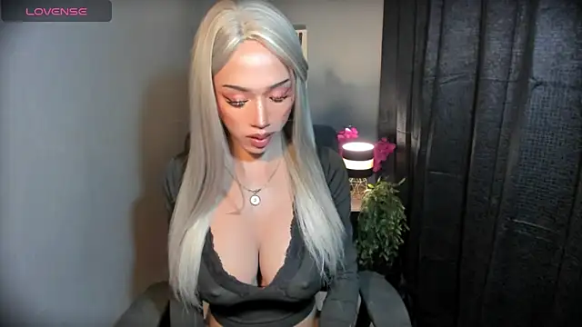 Snapshot of AiraCumSlut chatting on 4, 4, 2026 AiraCumSlut online show from 4, 4, 2026