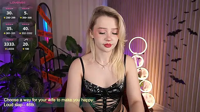 LauraWifeness online show from 28, 10, 2025