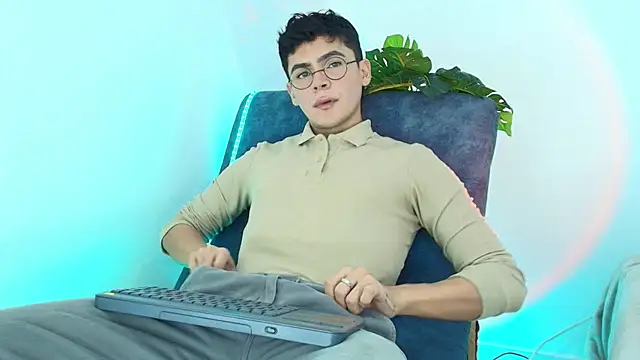 CamiiGuzmanX online show from 23, 10, 2025