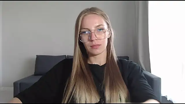 Snapshot of HitGyrl chatting on 8, 7, 2026 HitGyrl online show from 8, 7, 2026