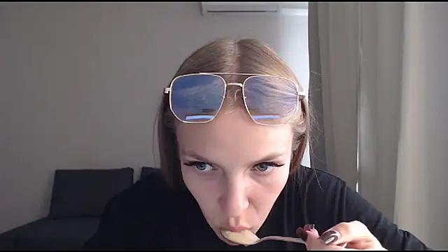 Snapshot of HitGyrl chatting on 1, 8, 2026 HitGyrl online show from 1, 8, 2026