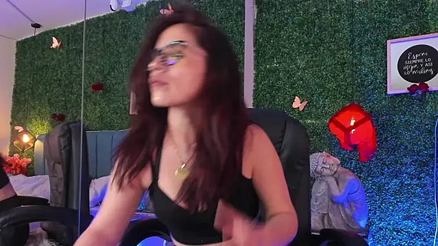 Snapshot of Linagh_ chatting on 1, 4, 2026 Linagh online show from 1, 4, 2026