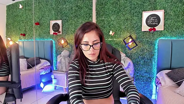 Snapshot of Linagh_ chatting on 4, 4, 2026 Linagh online show from 4, 4, 2026