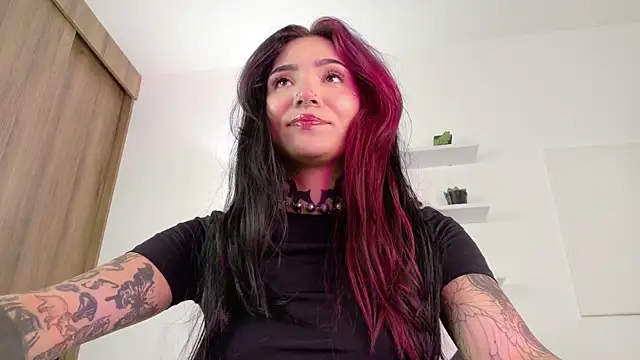Snapshot of sara_queen10 chatting on 28, 4, 2026 sara queen10 online show from 28, 4, 2026