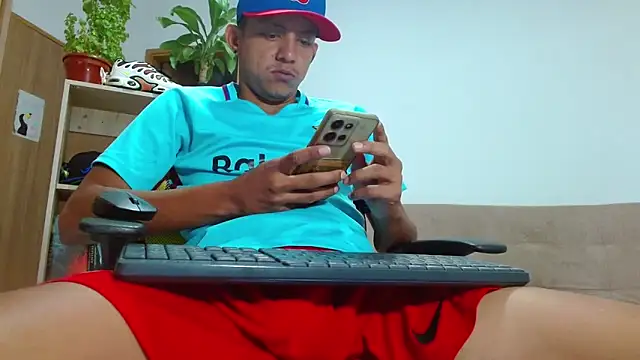 Snapshot of skinny23cm chatting on 22, 10, 2025 skinny23cm online show from 22, 10, 2025