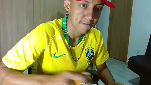 Snapshot of skinny23cm chatting on 13, 11, 2025 skinny23cm online show from 13, 11, 2025