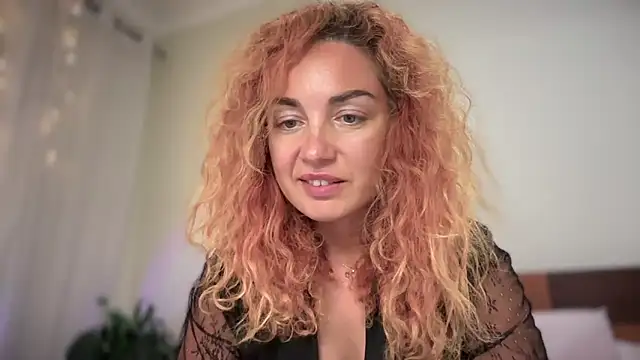 Snapshot of Reddgiirl chatting on 2, 4, 2026 Reddgiirl online show from 2, 4, 2026