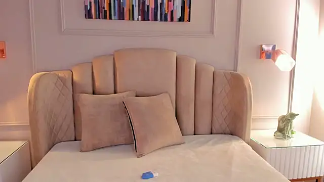 mia kisses2 online show from 4, 11, 2025