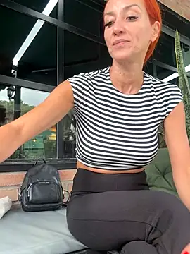 Snapshot of MikaelaBloom chatting on 12, 10, 2025 MikaelaBloom online show from 12, 10, 2025