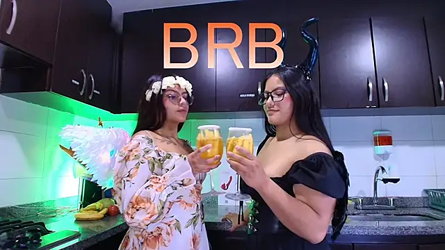 Snapshot of Lilith_and_Khloe chatting on 4, 11, 2025 Lilith and Khloe online show from 4, 11, 2025