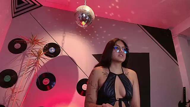 Snapshot of Lilith_and_Khloe chatting on 5, 11, 2025 Lilith and Khloe online show from 5, 11, 2025