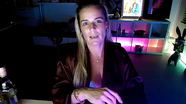 Mrs-Aurora online show from 16, 10, 2025