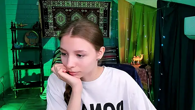 Snapshot of JulieDaniel chatting on 17, 4, 2026 JulieDaniel online show from 17, 4, 2026